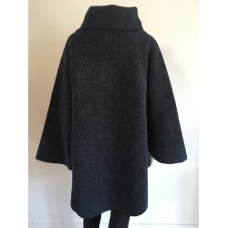 M�rkebl� poncho med lommer