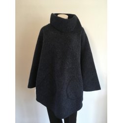 M�rkebl� poncho med lommer