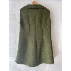 Grn vest med sjalskrave.