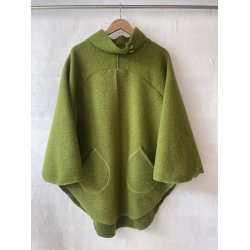 Poncho med asymmetrisk krave. Lime gr�n.