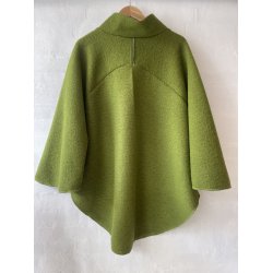 Poncho med asymmetrisk krave. Lime gr�n.