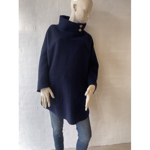 Poncho med asymmetrisk krave. Navybl.