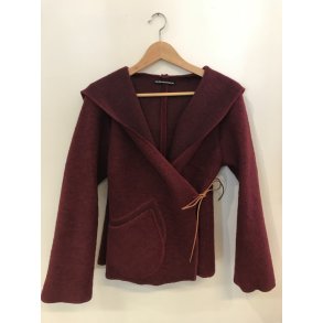 Sl-om jakke med htte. Dobbelt lommeeffekt.