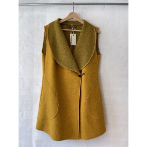 Gul vest med sjalskrave.