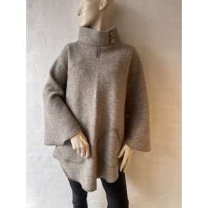 Poncho med asymmetrisk krave. Lys meleret.