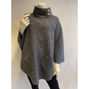 Poncho med asymmetrisk krave. Mellemgr�.